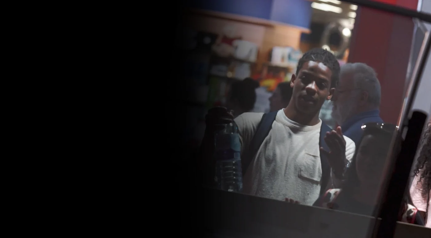 Ein Betrachter sieht eine virtuelle Figur durch ein DeepFrame-Display