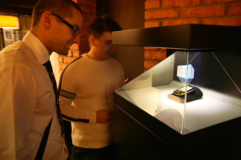 SAMSUNG — mobile phone presentation with holographic animation in a DREAMOC display