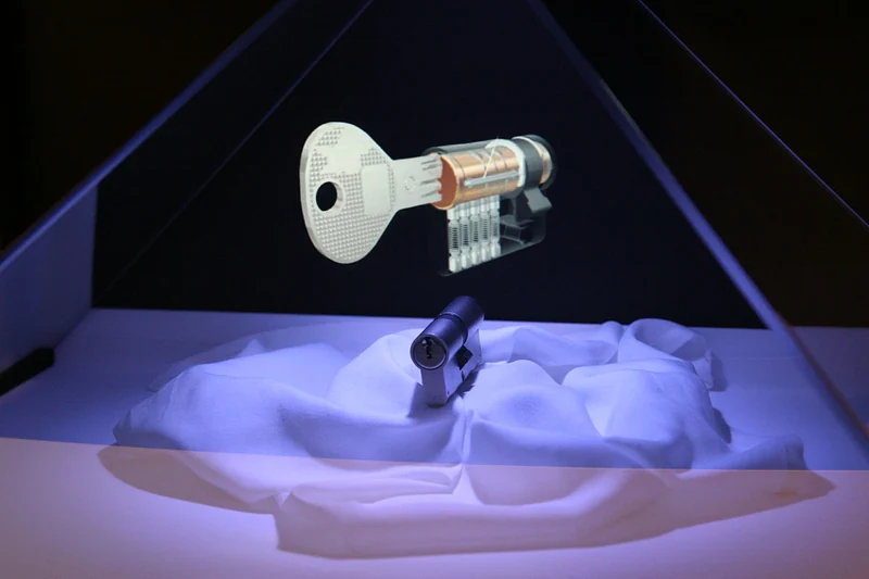 Product lock complemented by holographic animation in a DREAMOC display