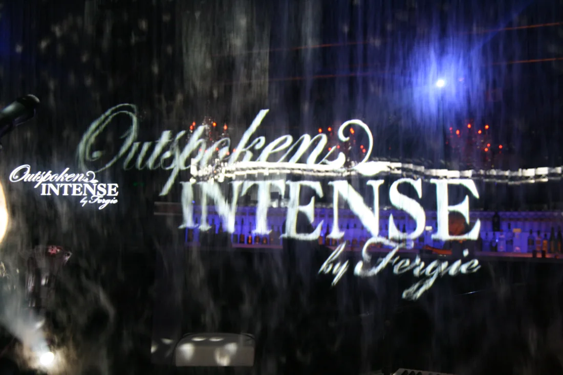 Mlžná projekce vůně Outspoken Intense by Fergie.
