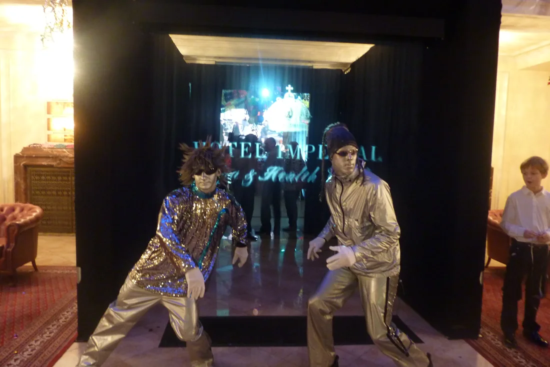 Performerské vystoupení před mlžnou bránou Hotel Imperial.