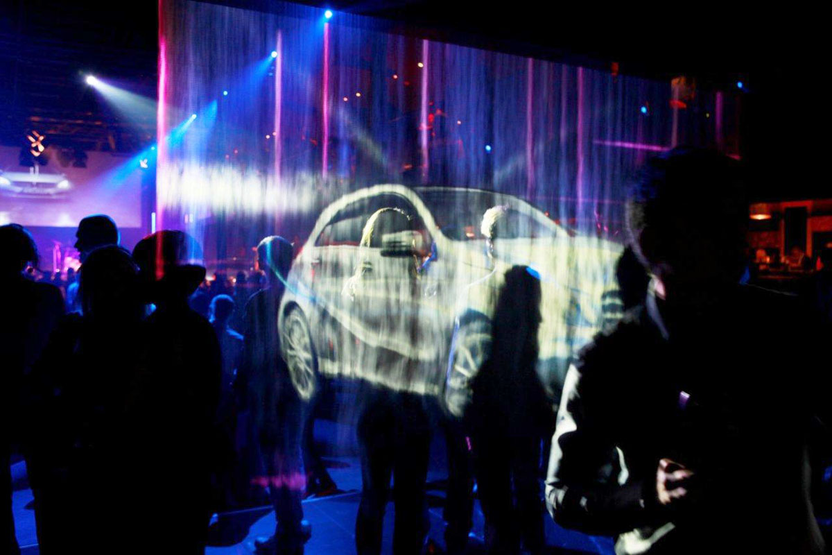 Automobil na průsvitné mlžné ploše. Realizace SCREENRENTAL.EU.