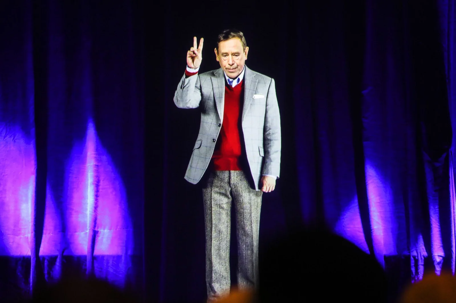 Holographic likeness of Václav Havel making the victory gesture