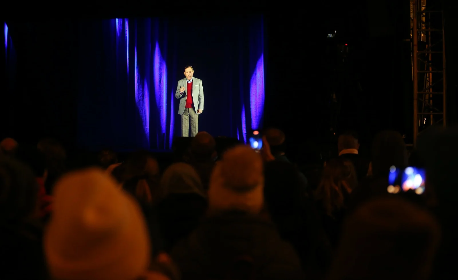Holographic speech from the audience’s viewpoint