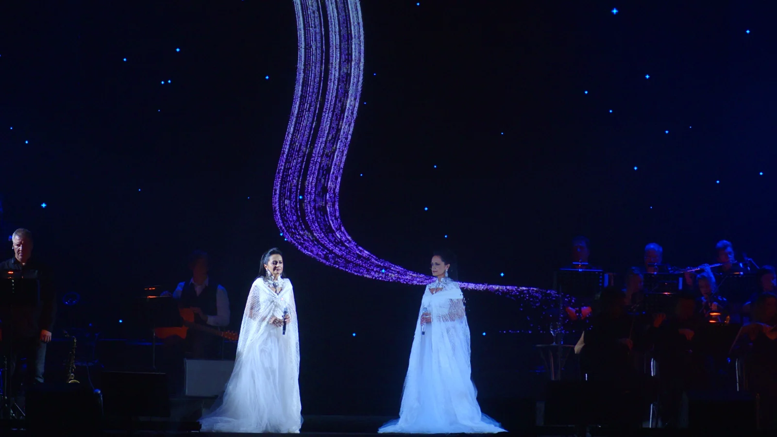 Lucie Bílá and her virtual likeness sharing the stage — Lucie Bílá Christmas gala concert, SCREENRENTAL.EU