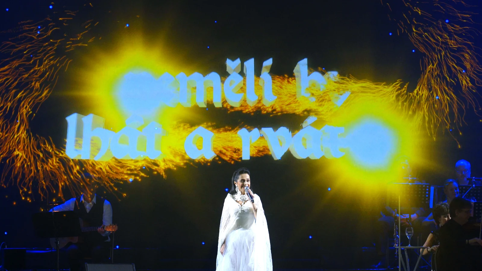 Live performance enhanced by digital scenery — Lucie Bílá Christmas gala concert, SCREENRENTAL.EU