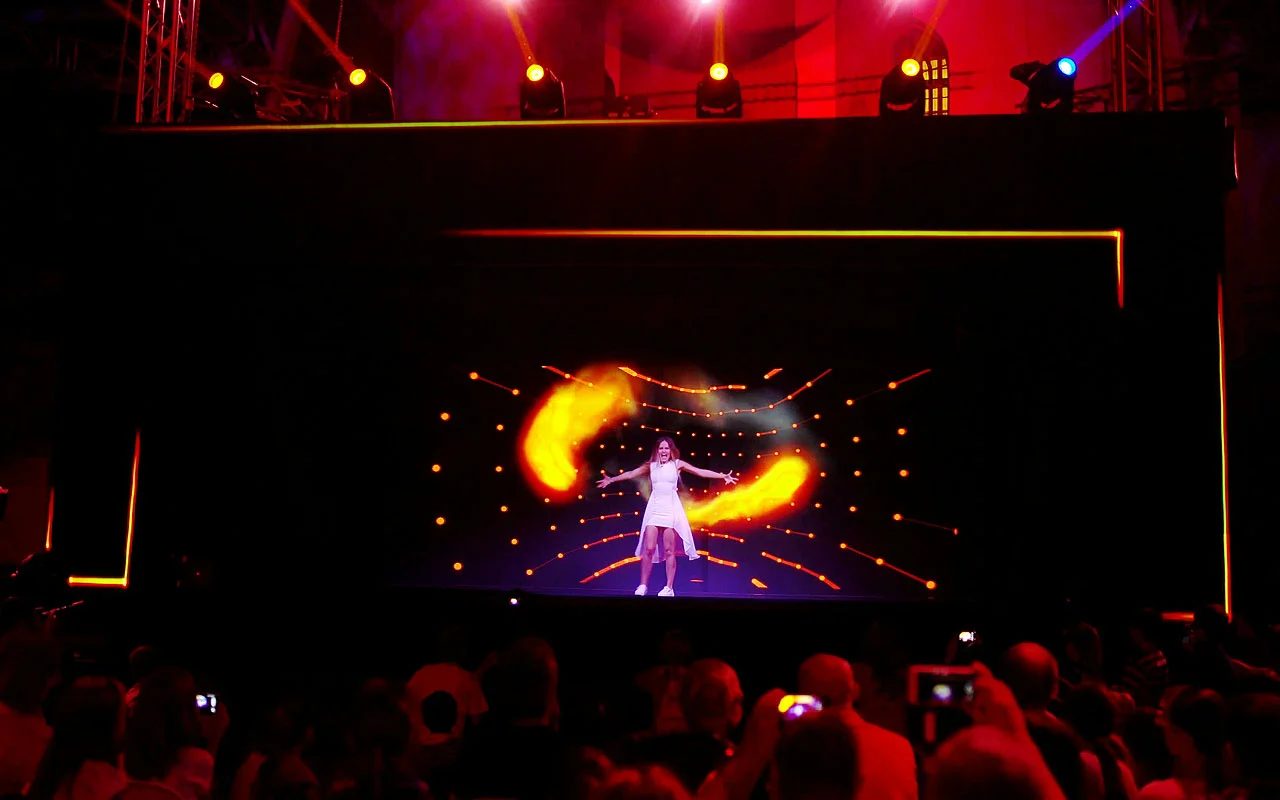 Live performance with digital staging — produced by SCREENRENTAL.EU