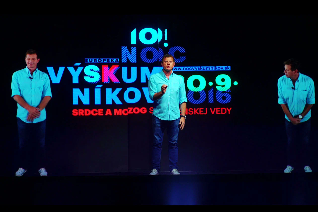 Virtual characters on a conference stage — produced by SCREENRENTAL.EU